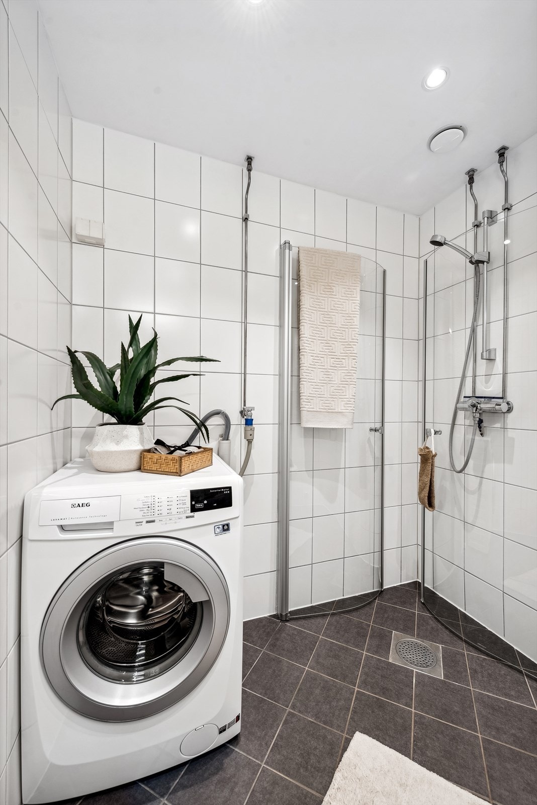 Innredningen består av veggmonterte dusjvegger, dusj direkte på gulv med termostat batteri, veggmontert klosett, servant med skuffer, speilskap med belysning og opplegg for vaskemaskin. Galleribilde