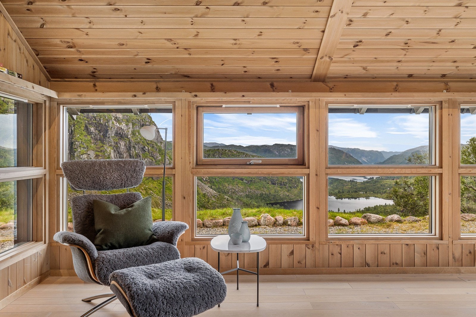 Man kan nyte utsikten over Stordalen fra stuen Galleribilde