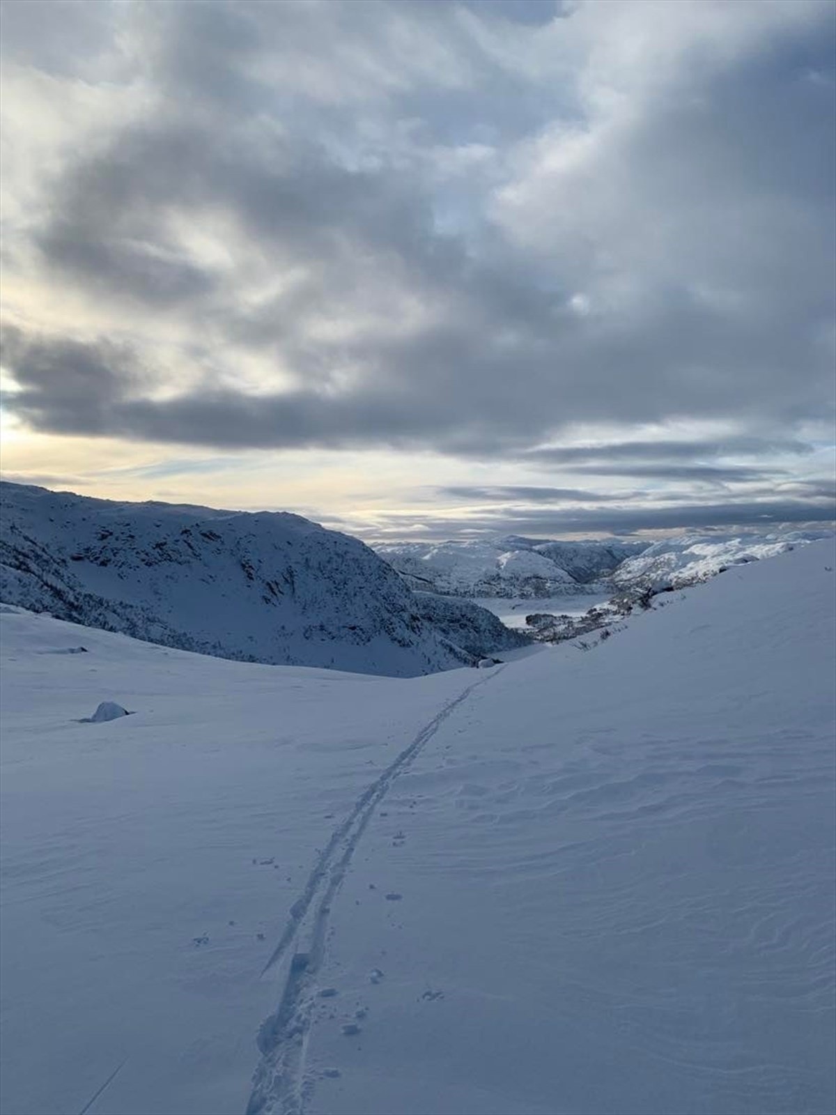 Skispor bak hytten.jpg Galleribilde