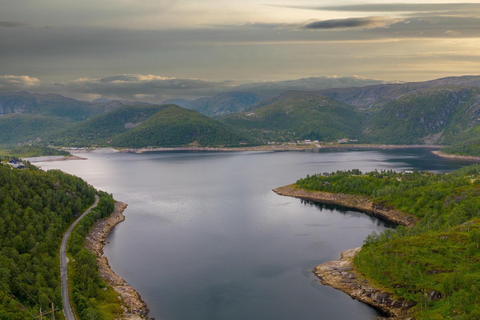 Utsiktsbolde over Stordalsvatnet fra skitrekk siden mot fjellstuen Galleribilde