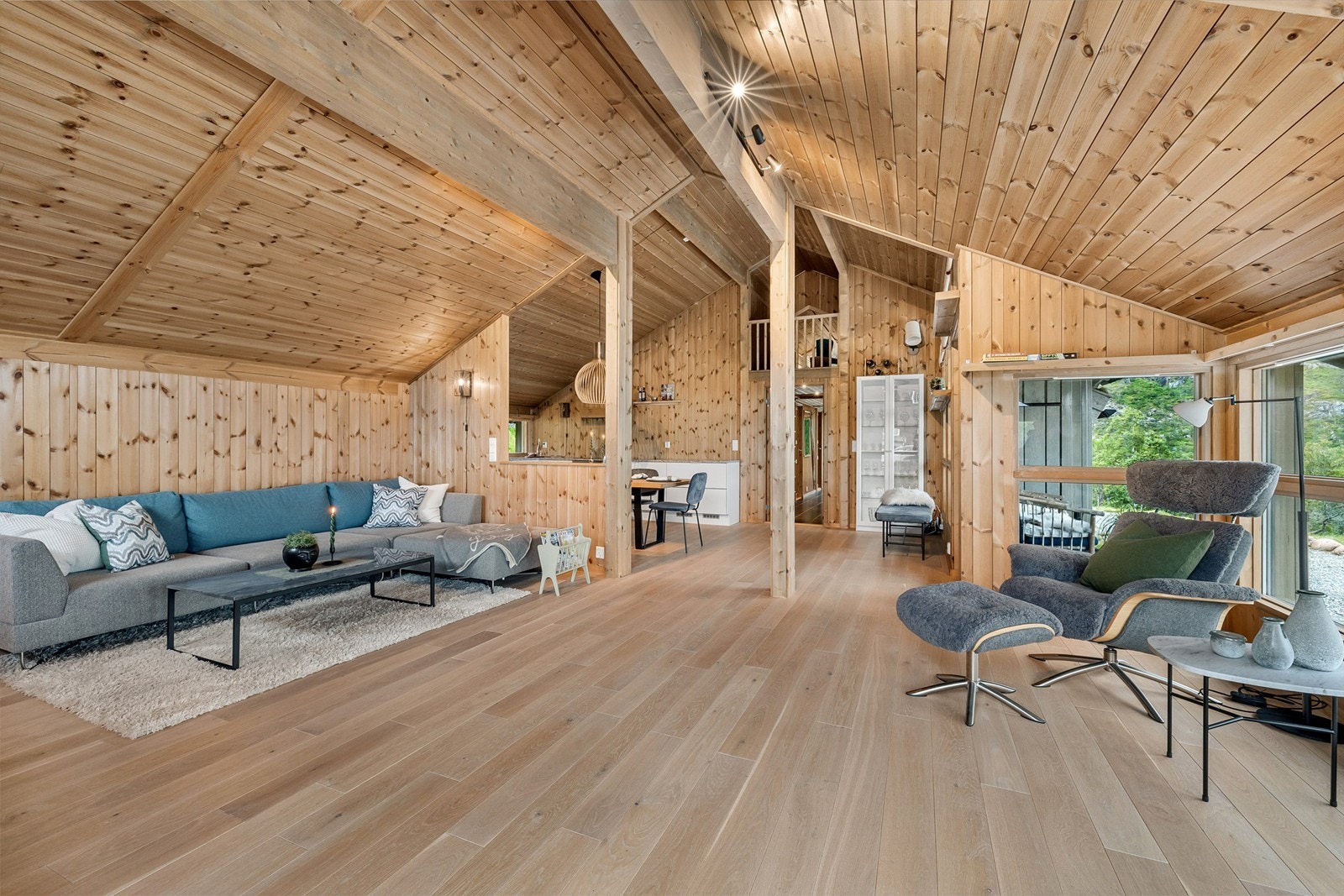 Oversiktsbilde i stuen mot kjøkkenet Galleribilde