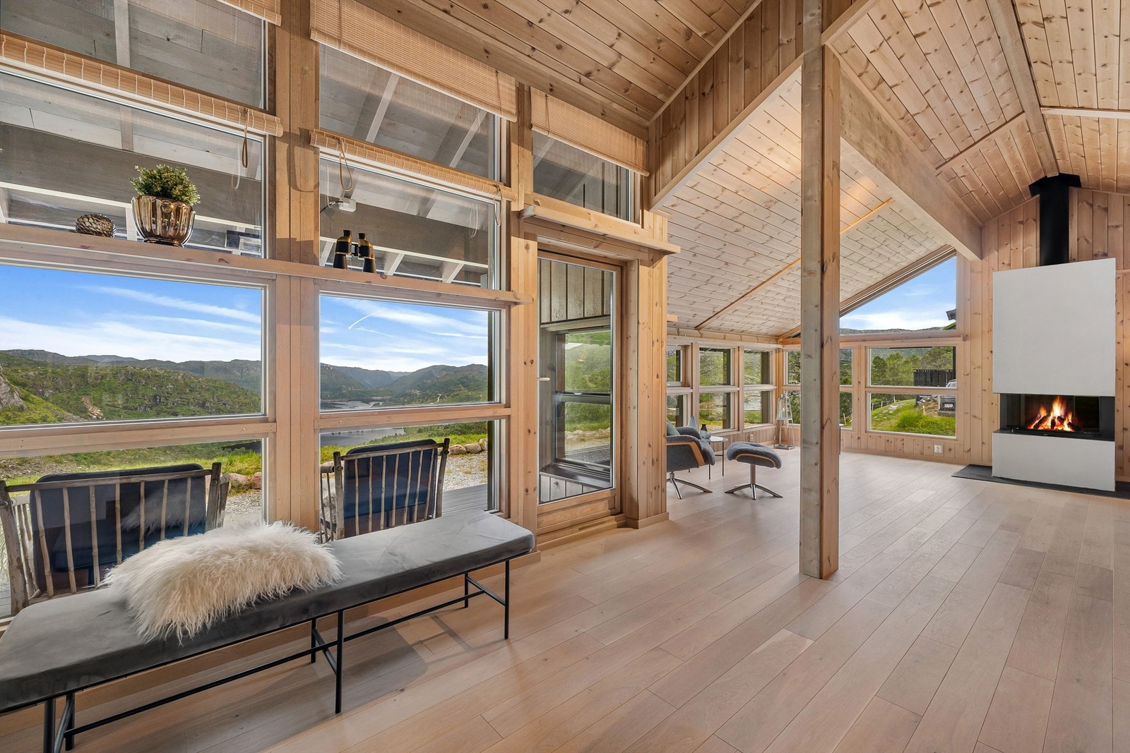 I stuen er det heltregulv av eik Galleribilde