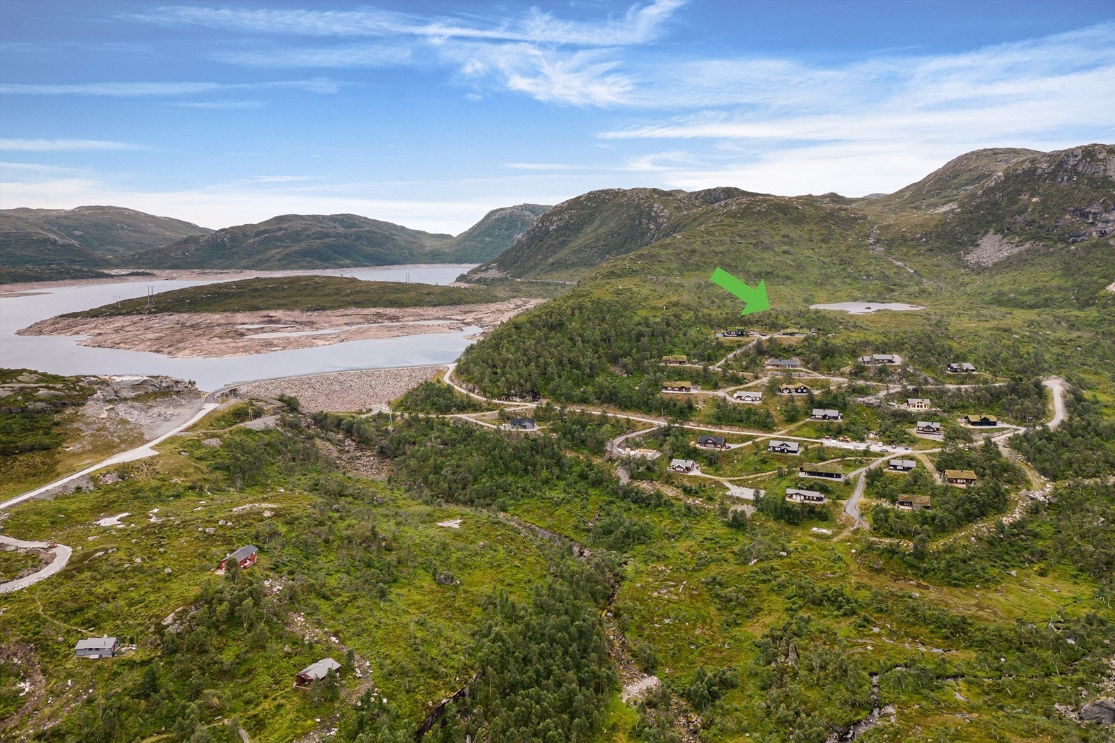 Oversiktsbilde over Bjørkelia hyttegrend med Blyfjellet i bakgrunnen Galleribilde