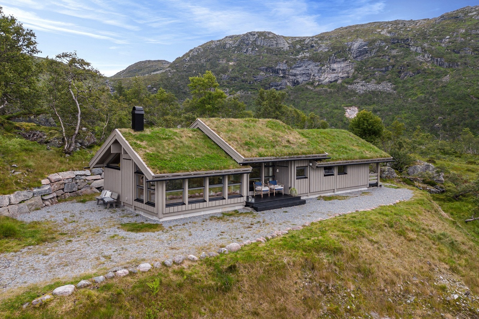 Tomten er hovedsakelig gruslagt. Ellers naturtomt. Galleribilde