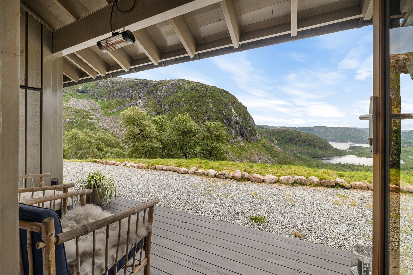 Overbygget terrasse hvor man kan sitte med kaffikoppen og la øynene hvile over Stordalen Galleribilde