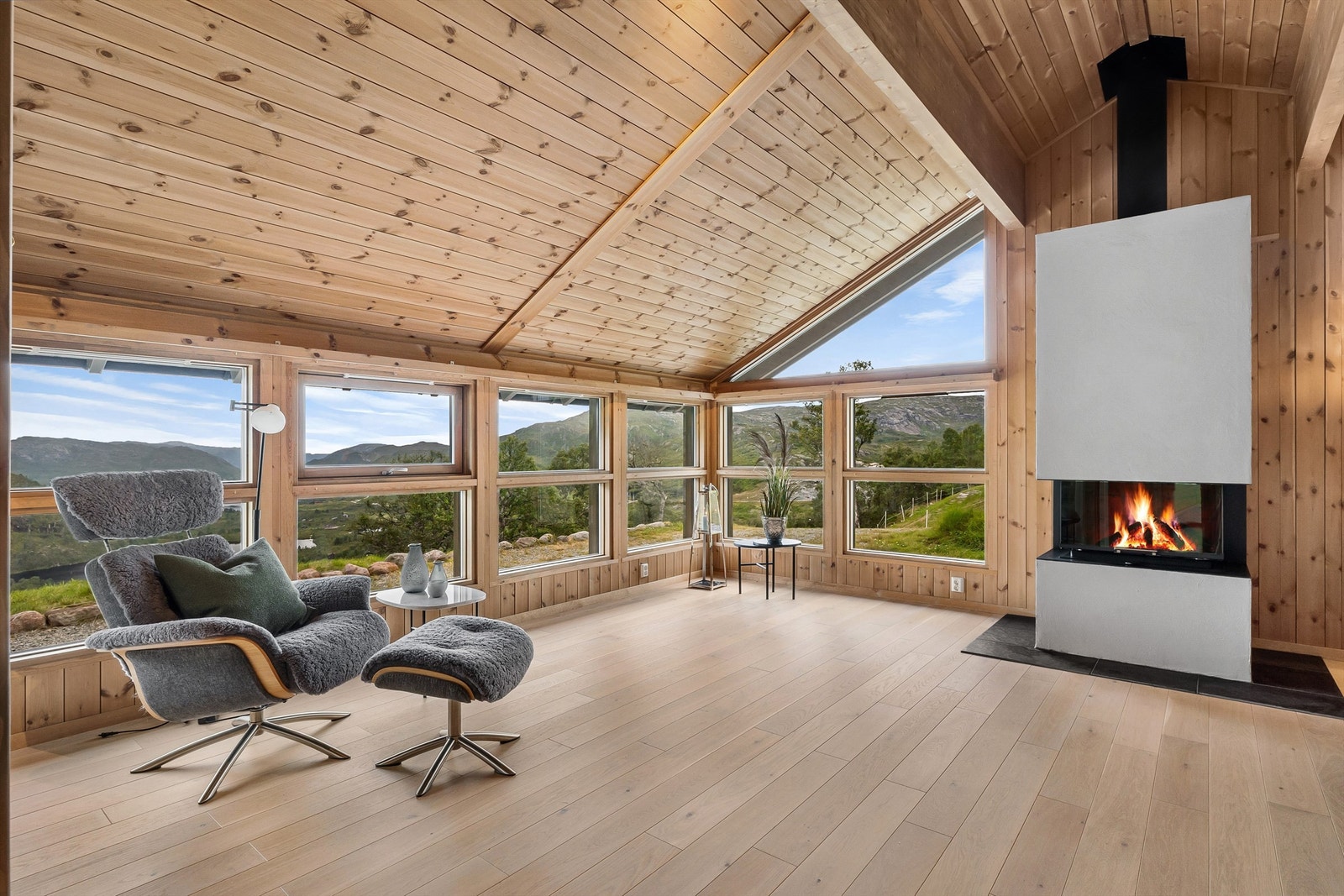 Panorama vinduene i stuen gir et flott lys inn i hytten. Galleribilde