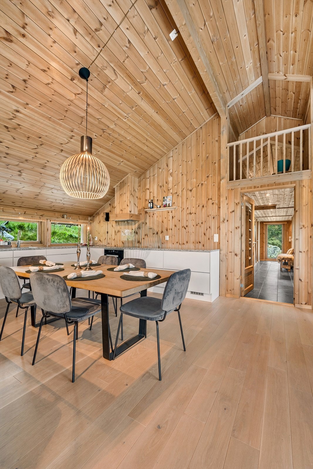 Del av kjøkkenet sett fra stuen Galleribilde