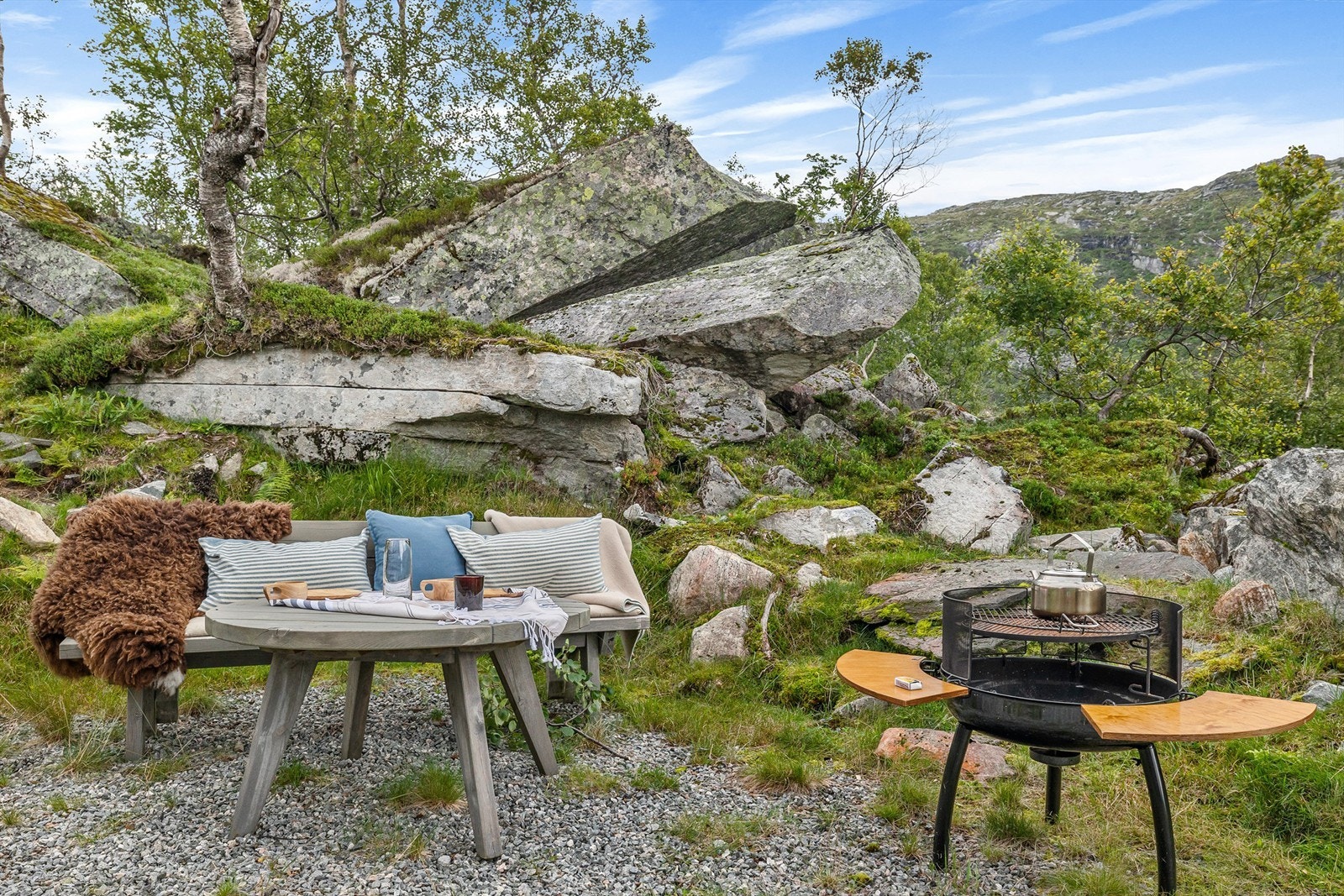 Koselig sitteplass på tomten ut mot naturen. Galleribilde