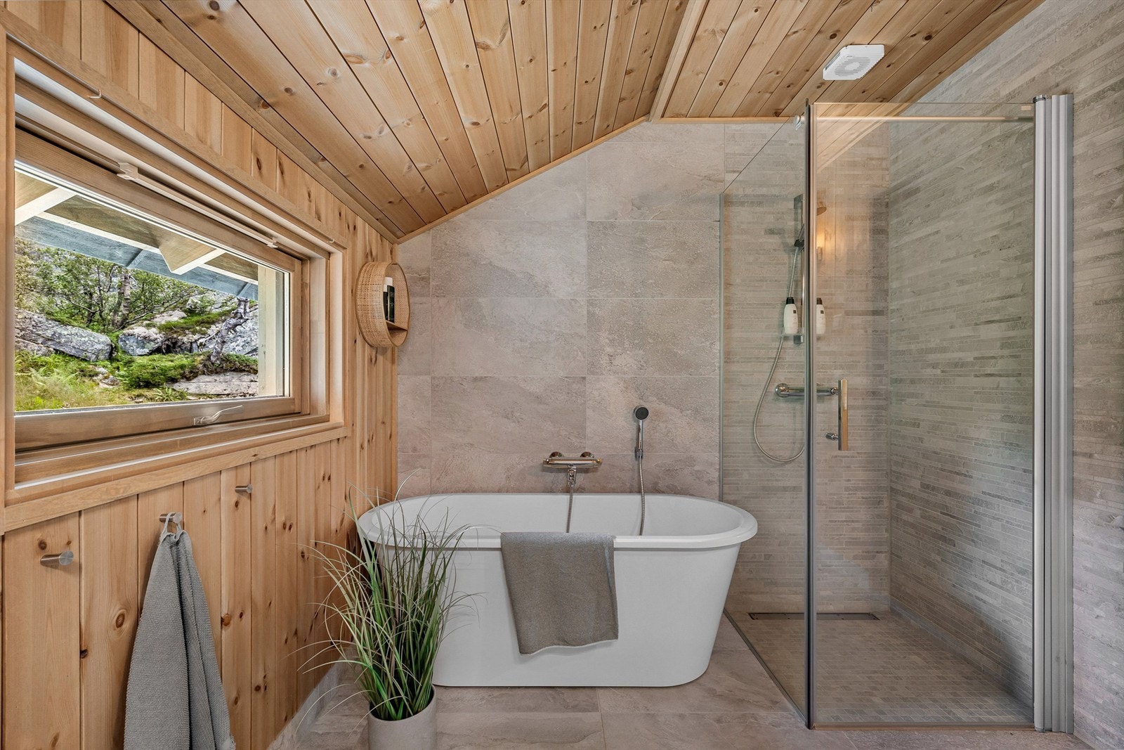 Smakfullt bad med stor dusj hjørne og eget badekar Galleribilde