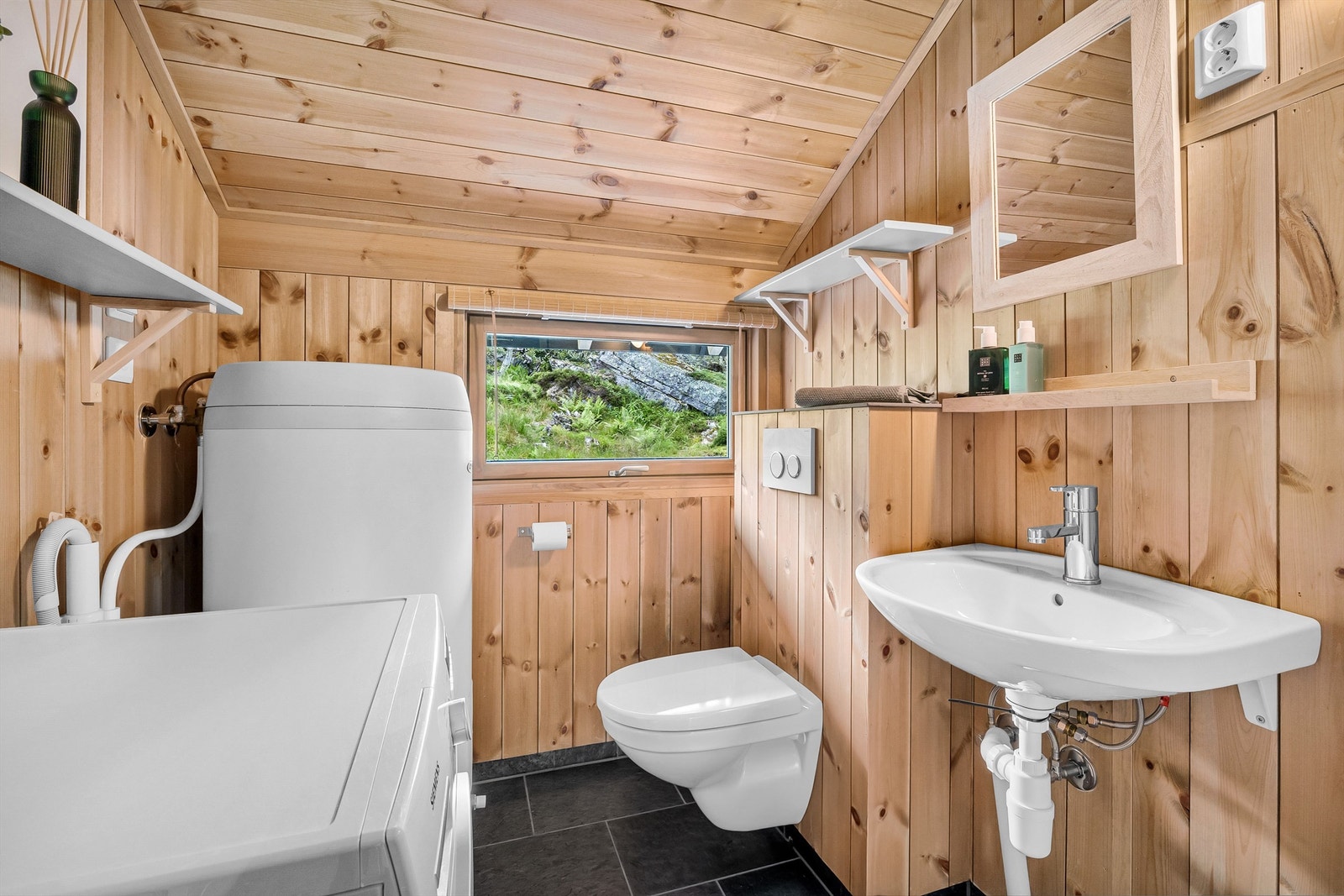 Separat vaskerom med et ekstra wc Galleribilde