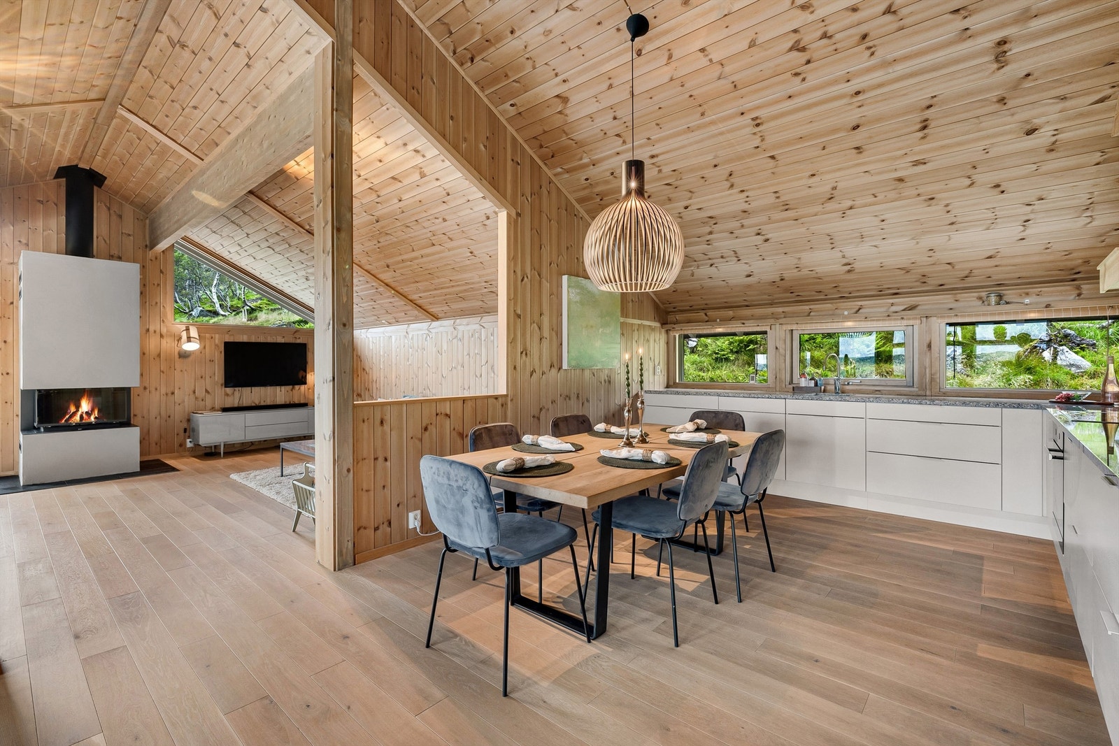 På kjøkkenet er det plass til stort spisebord med mange sitteplasser Galleribilde