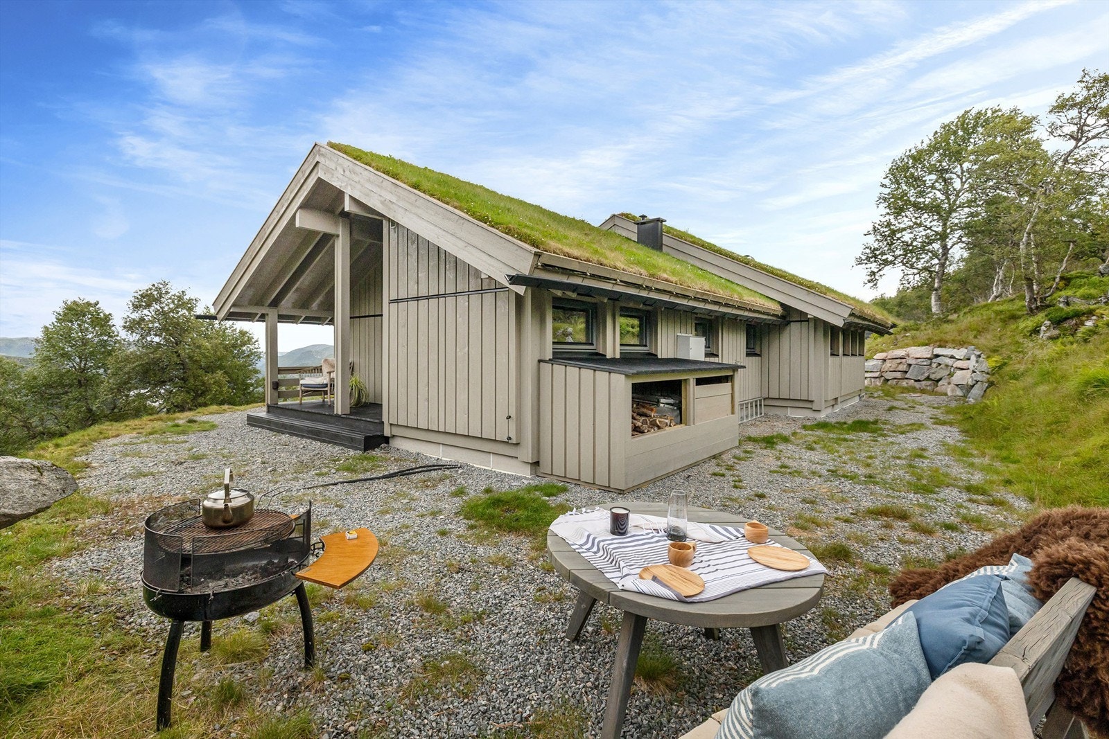 God plass rundt hytten til ute kos med bålpanne Galleribilde