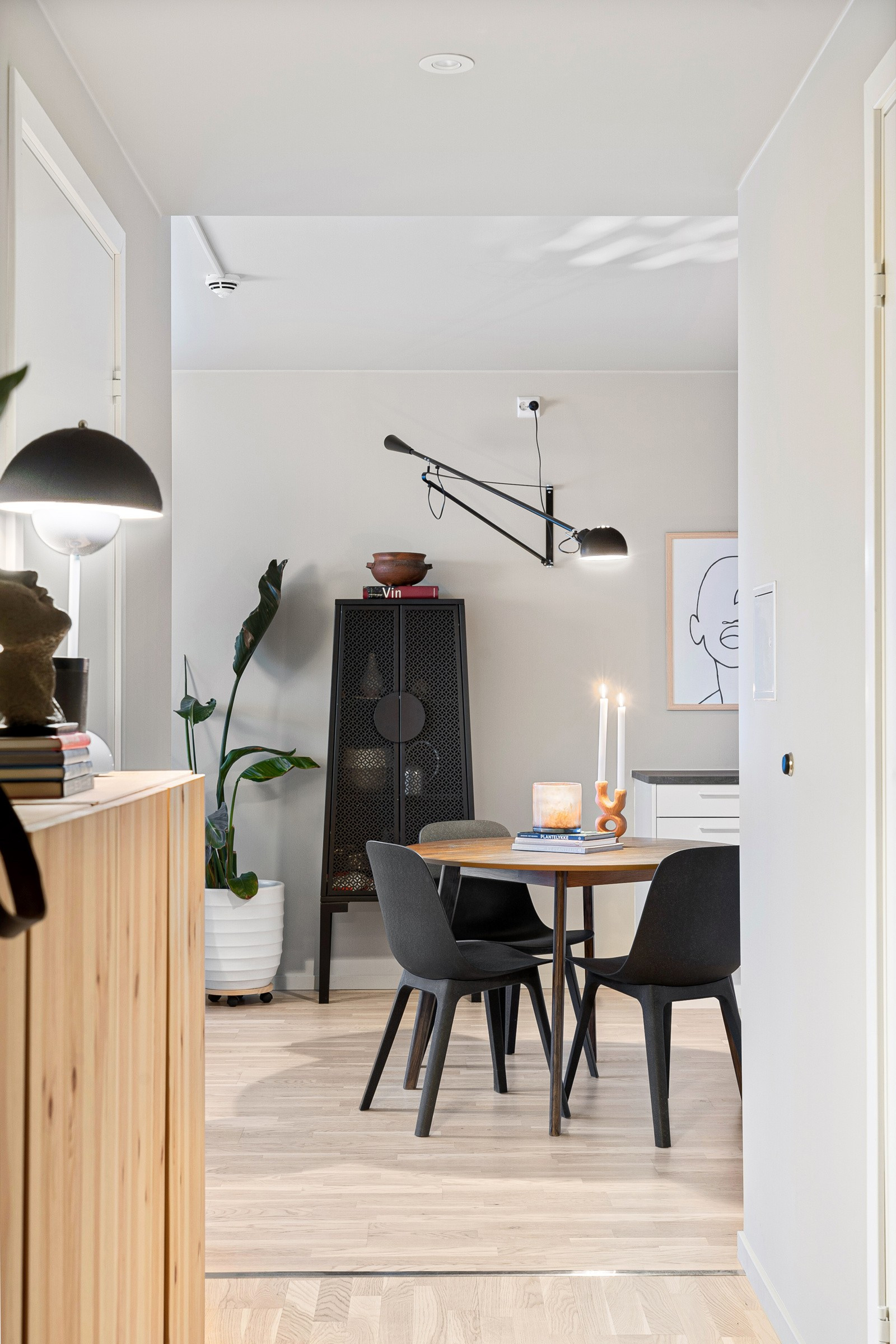 Boligen holder en god standard med moderne farge- og materialvalg.