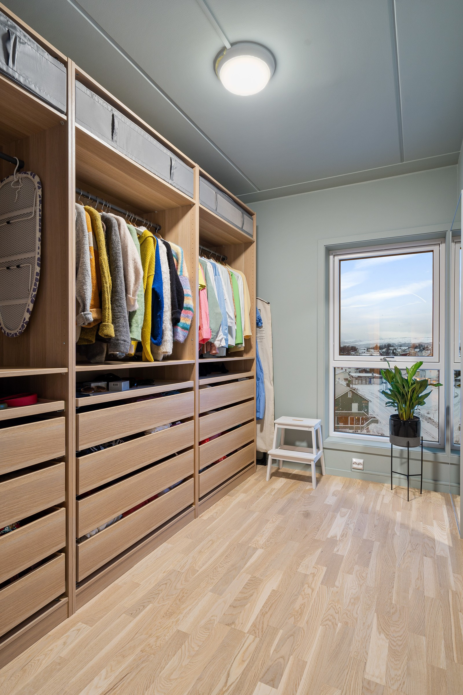 Det 3. soverommet benyttes i dag som walk-in closet. Her har du mange muligheter: Barnerom, gjesterom, hjemmekontor - Alt etter som.