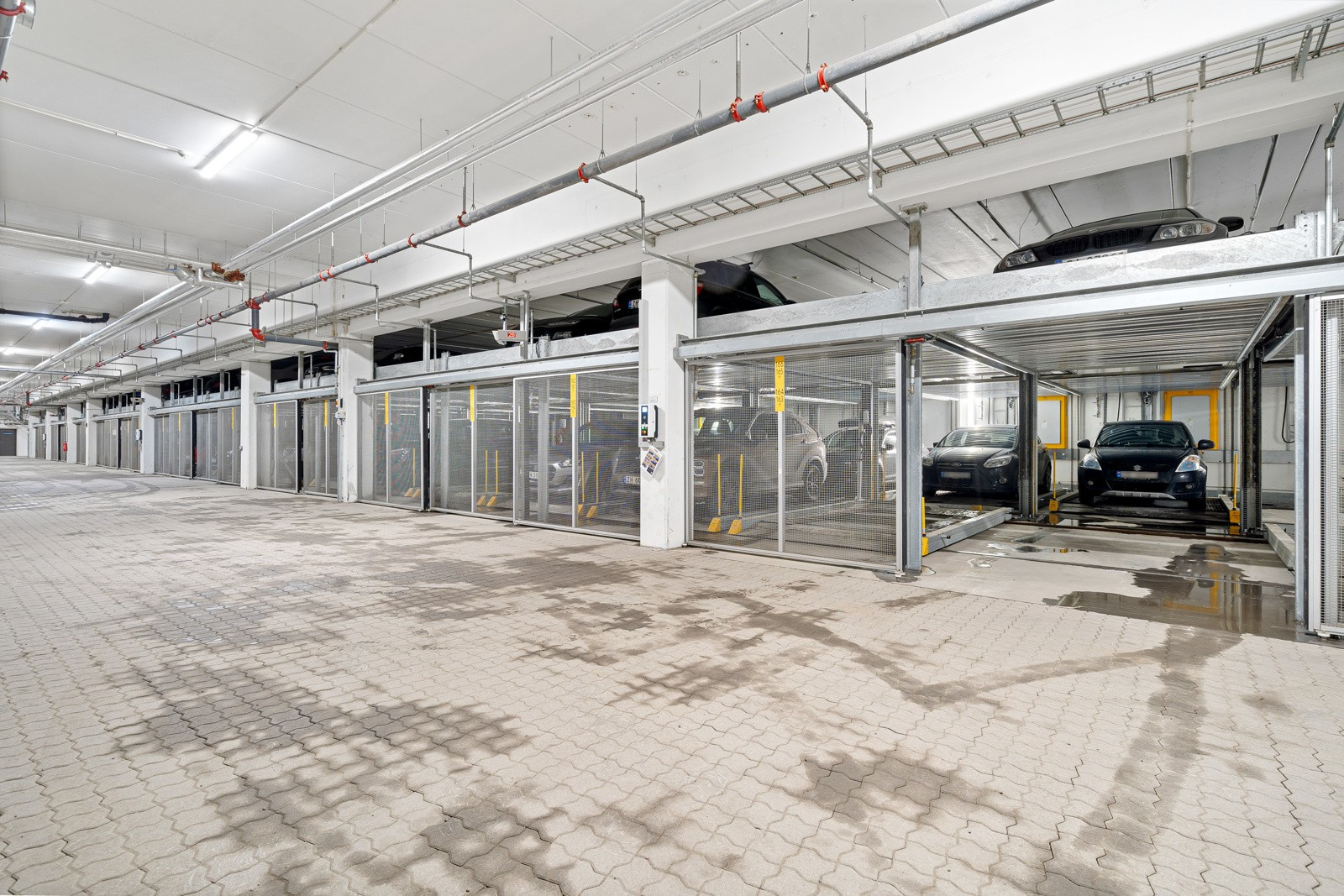 Parkering i felles garasjeanlegg. I garasjeanlegget er det også oppmerkede gjesteparkeringer.