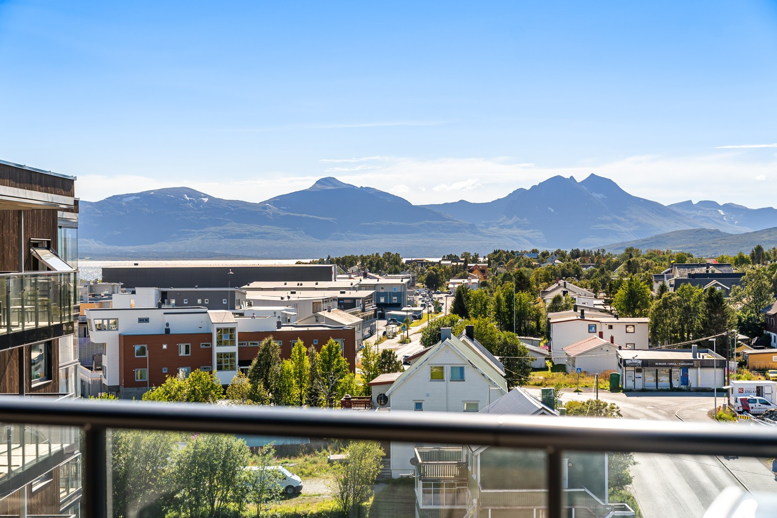 Verandaen nyter fantastisk utsikt mot Malangsfjellene. Et perfekt sted å nyte finværsdagene i Tromsø!