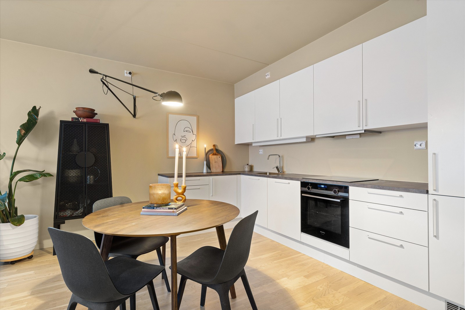 Leiligheten har en moderne planløsning med åpning mellom stue og kjøkken.