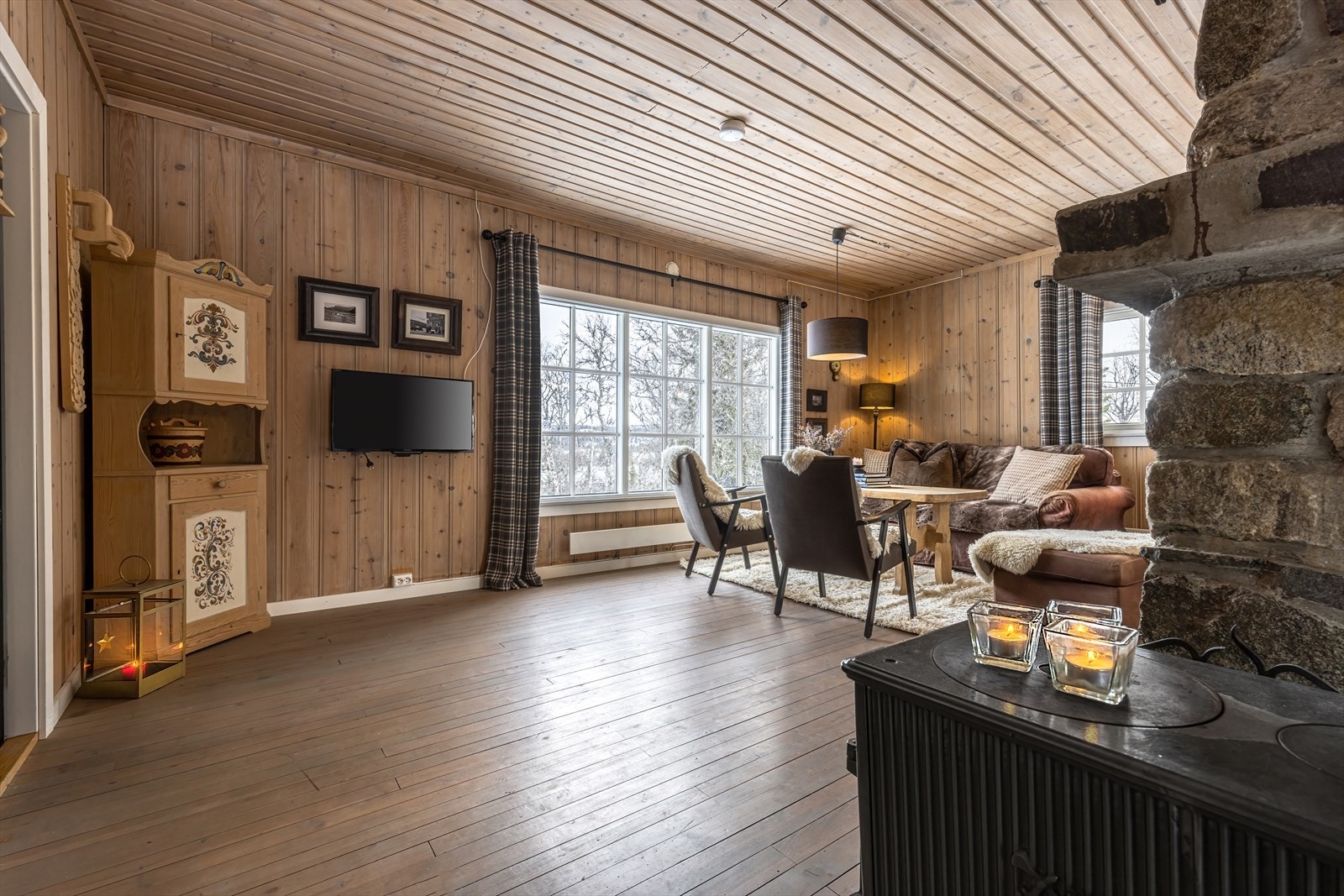 Oppholdsrommet har god plass for flere sittegrupper. Galleribilde