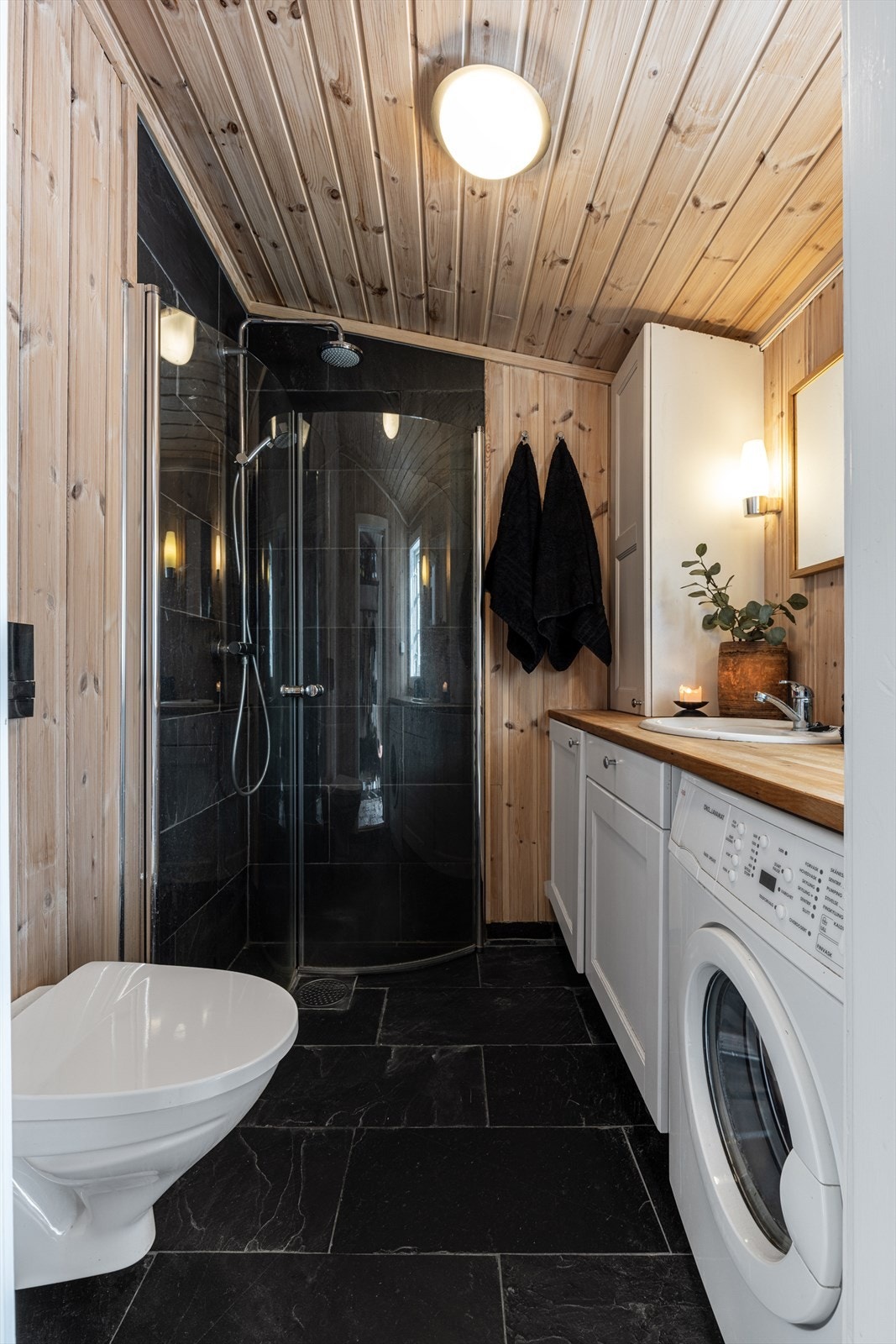 Baderom med opplegg for vaskemaskin. Galleribilde