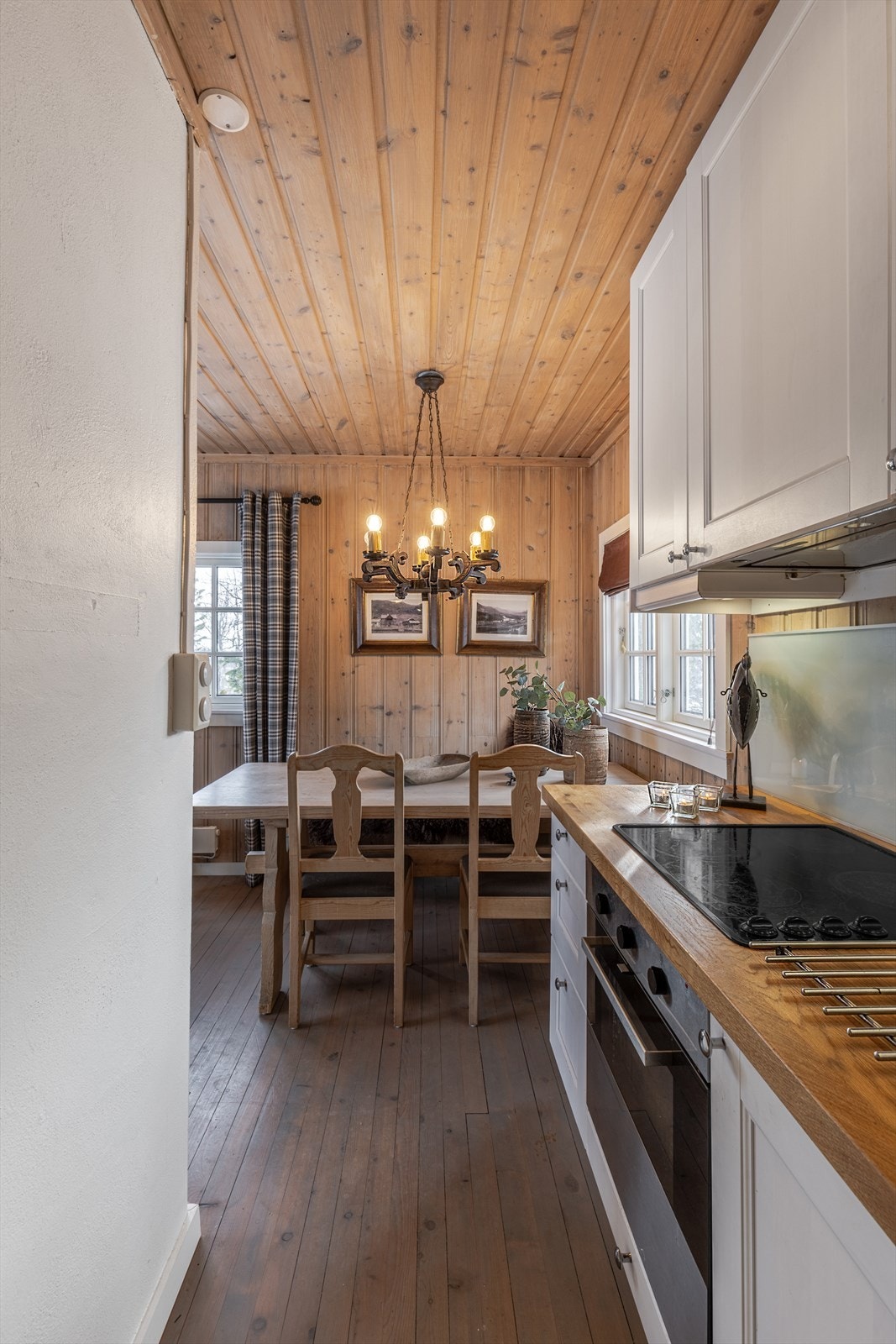 Fra kjøkken mot spisestue. Galleribilde