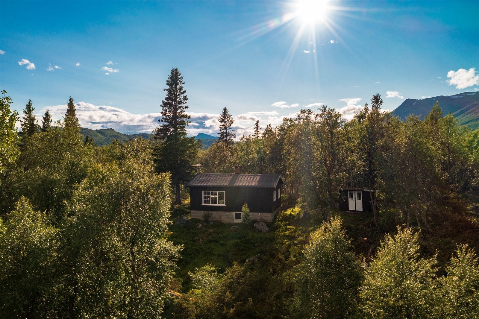 Eiendommen ligger privat omringet av natur og majestetisk fjellheim. Galleribilde