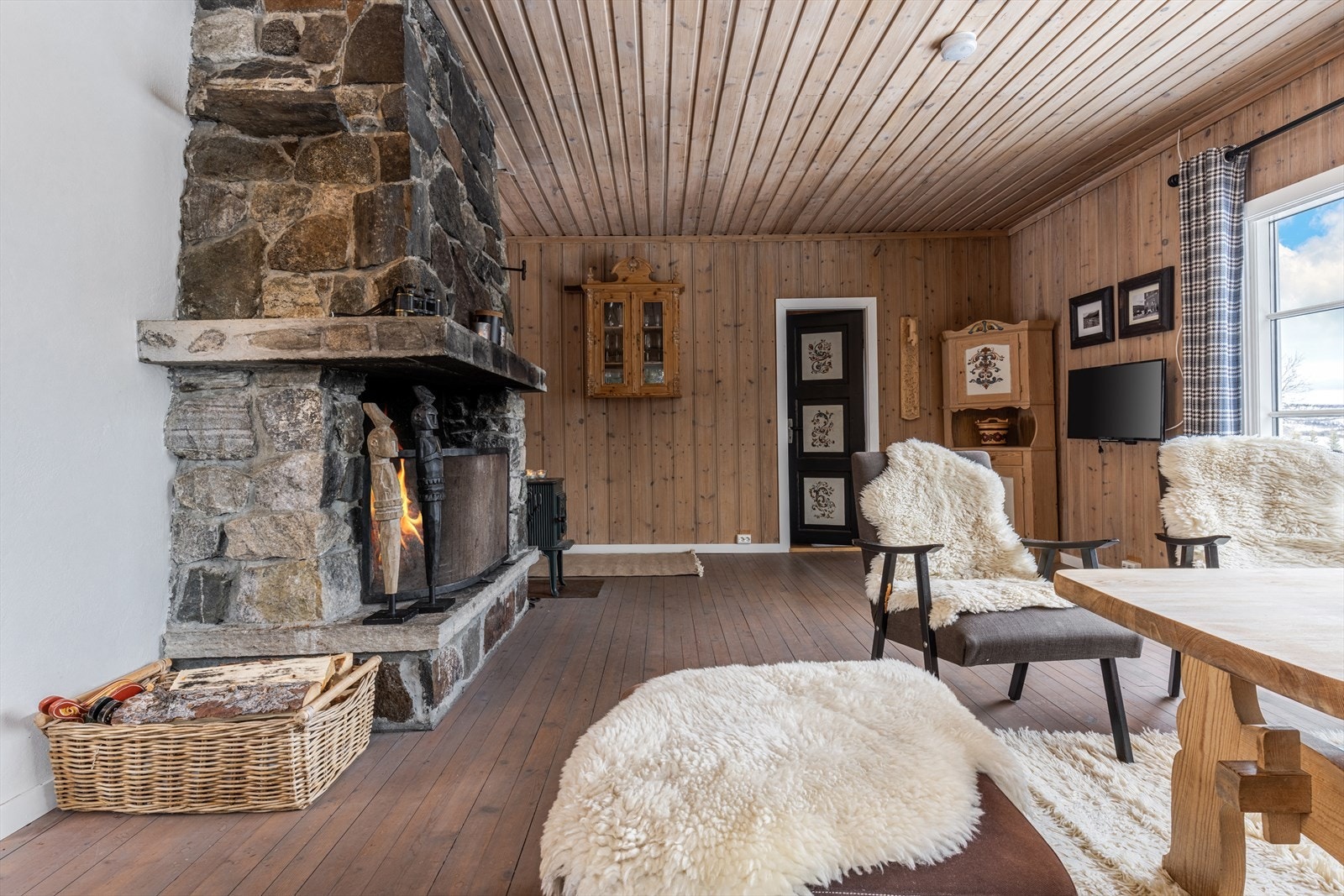 I stuen er peisen sentralt plassert slik at både levende flammer og en majestetisk utsikt kan nytes om kapp. Galleribilde