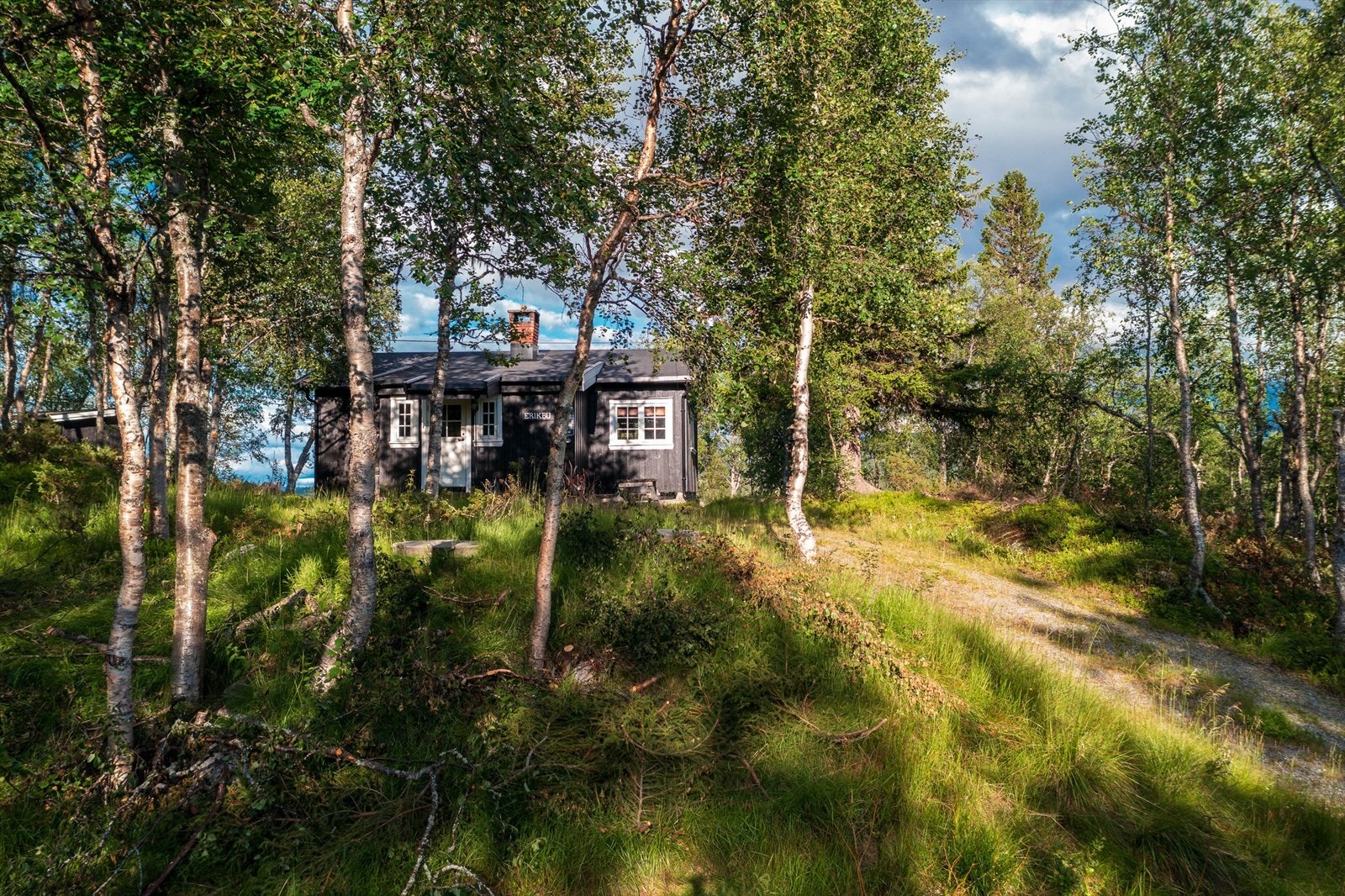 Hytta ligger på en naturlig høyde i terrenget med 360 graders utsikt. Galleribilde