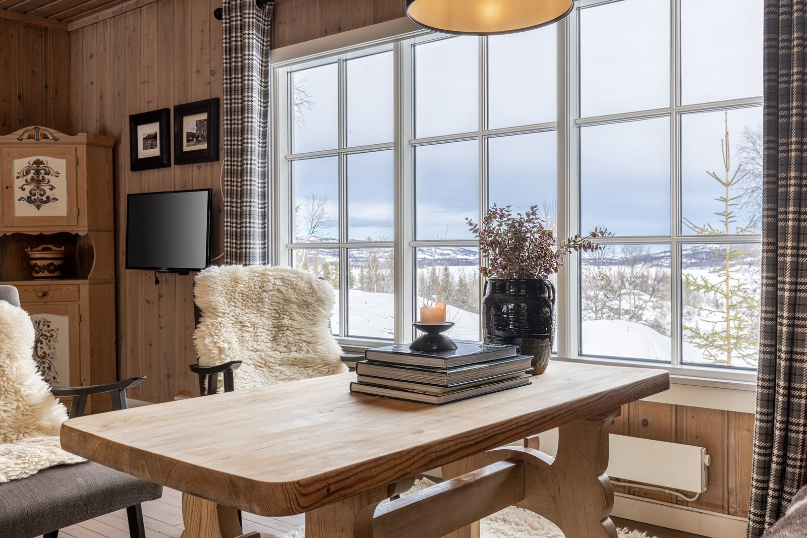 Fantastisk utsikt fra stuen over fredelige Storevatn. Galleribilde