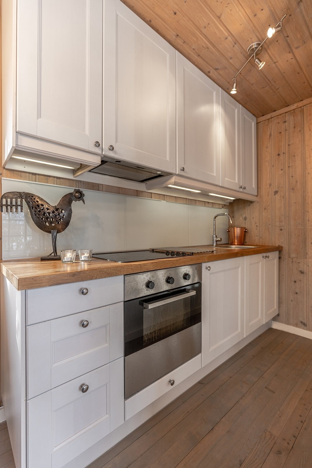 Kjøkken med integrerte hvitevarer. Kjøkken ble fornyet i xxxx. Galleribilde