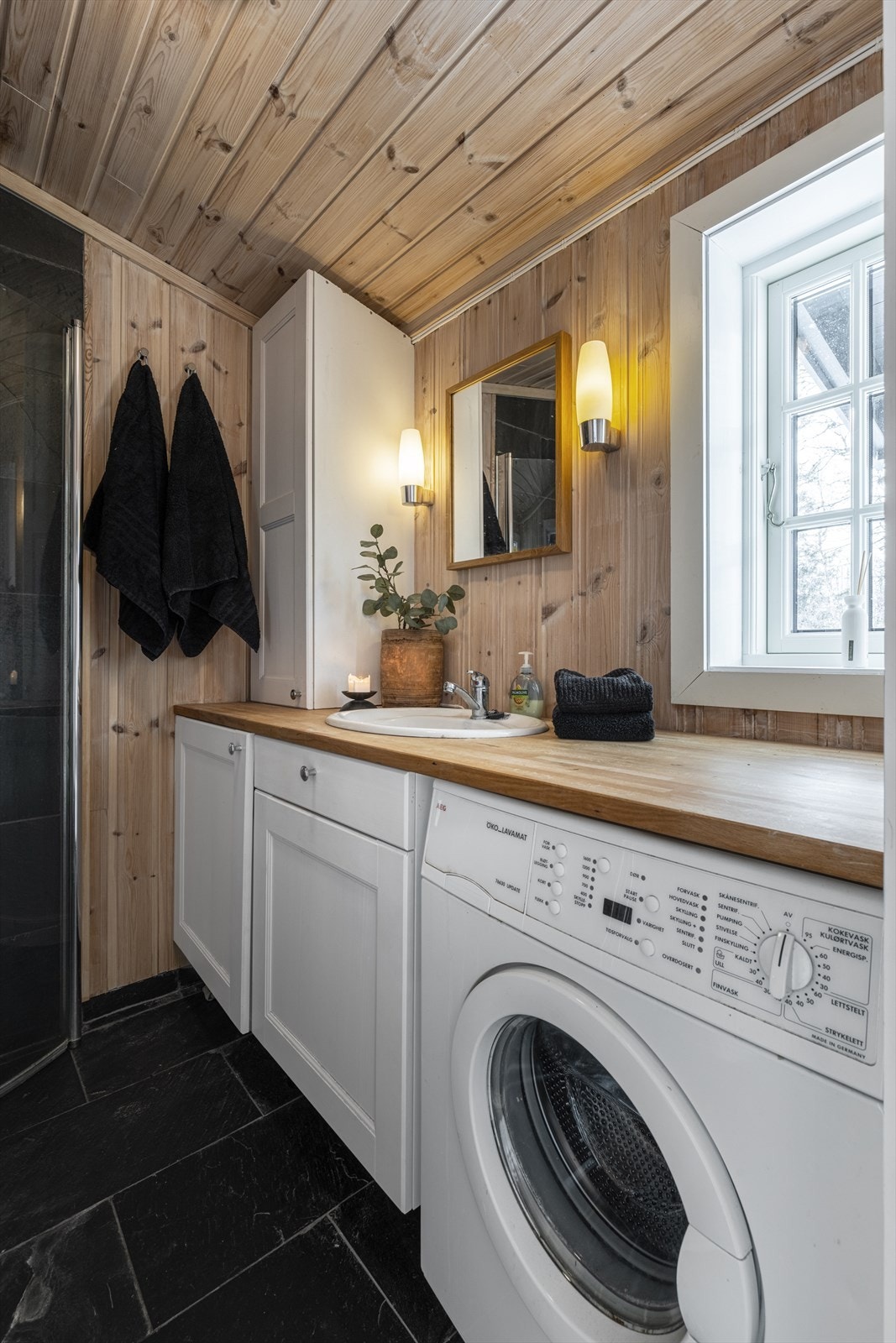 Baderom med opplegg for vaskemaskin. Galleribilde