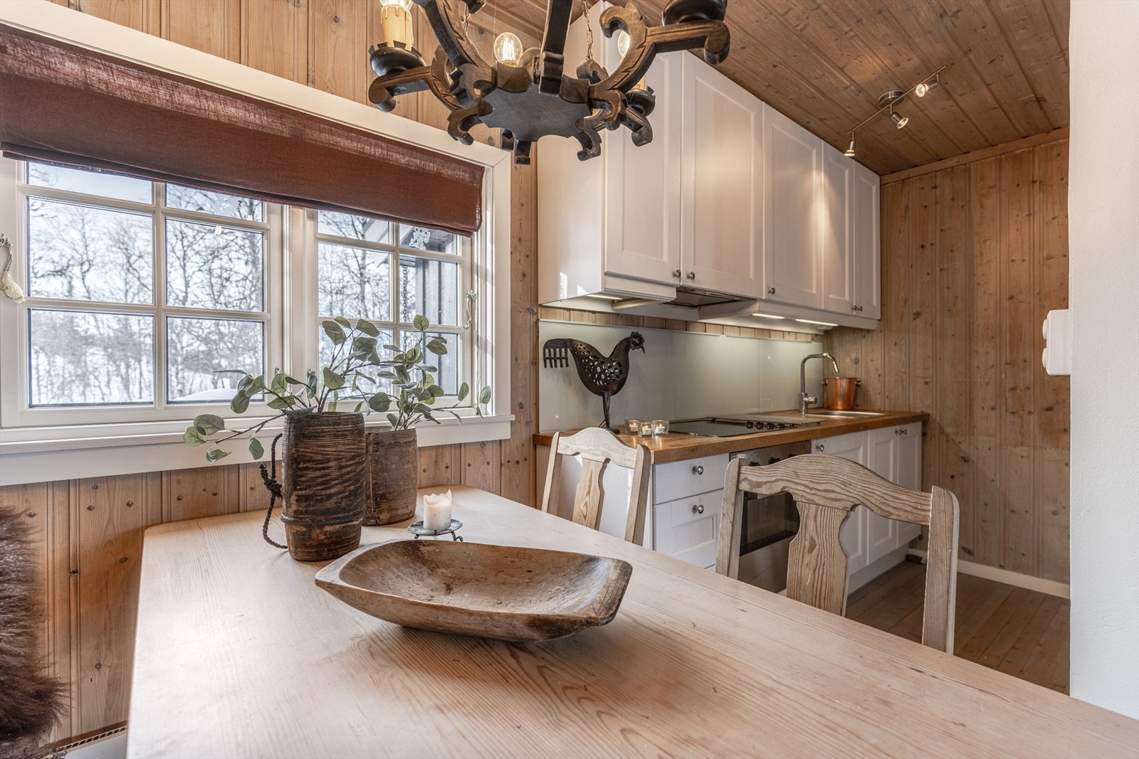 Fra spisestue mot kjøkken. Galleribilde