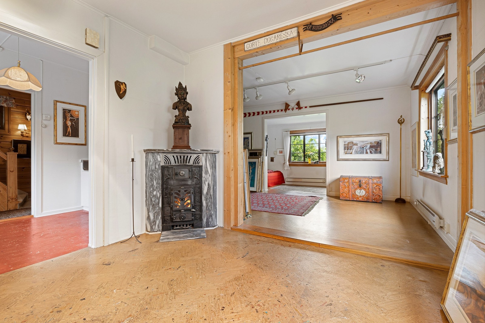 Den eldre delen går over 2 plan og kjeller. Spisestue med vedkamin Galleribilde