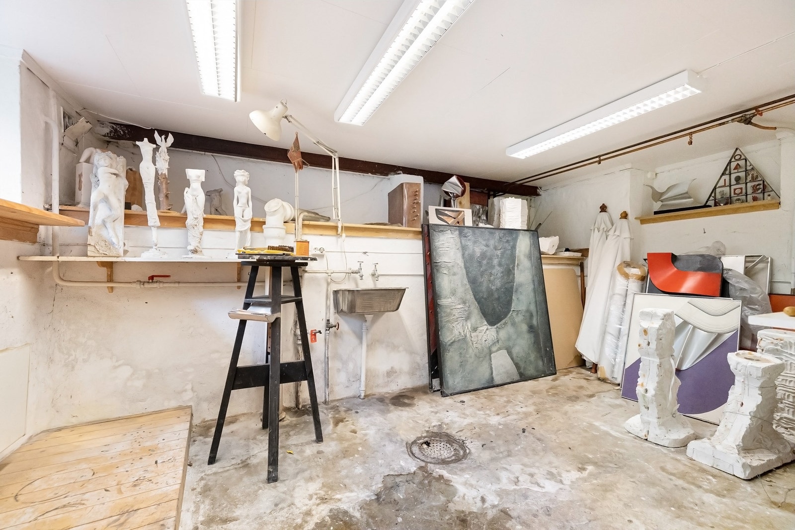 To kjellerboder med inngang fra utsiden av huset Galleribilde