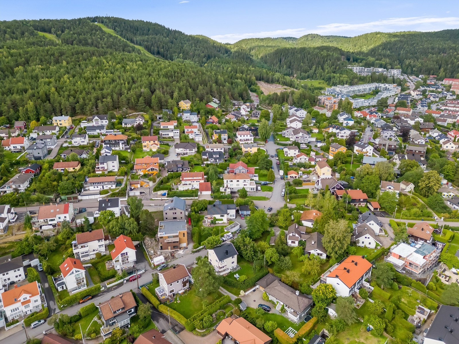 Dette er boligen for deg som ønsker å bo sentralt med kort vei til det hverdagen krever, men samtidig i rolige og idylliske omgivelser Galleribilde