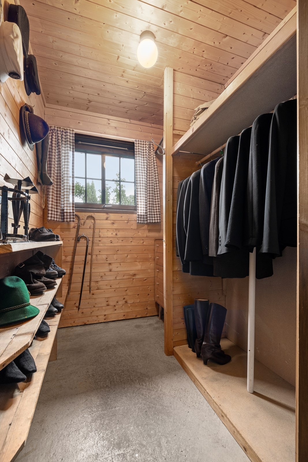 Innvendig bod på ca. 4 kvm Galleribilde