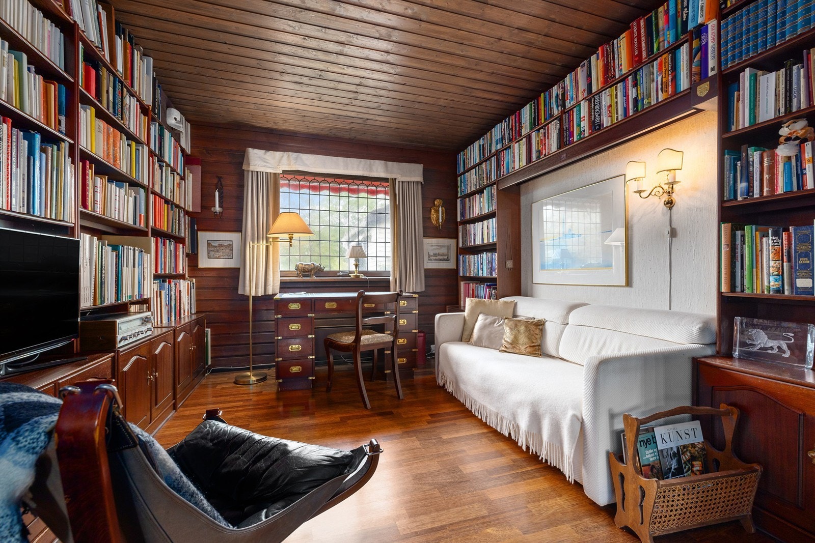 Opprinnelig soverom innredet som kontor/bibliotek Galleribilde