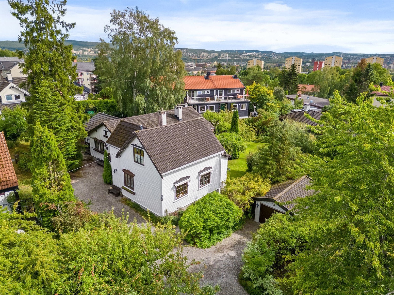 Boligen består av en opprinnelig del fra 1918, en nyere del som ble påbygd i 1980 samt garasje Galleribilde