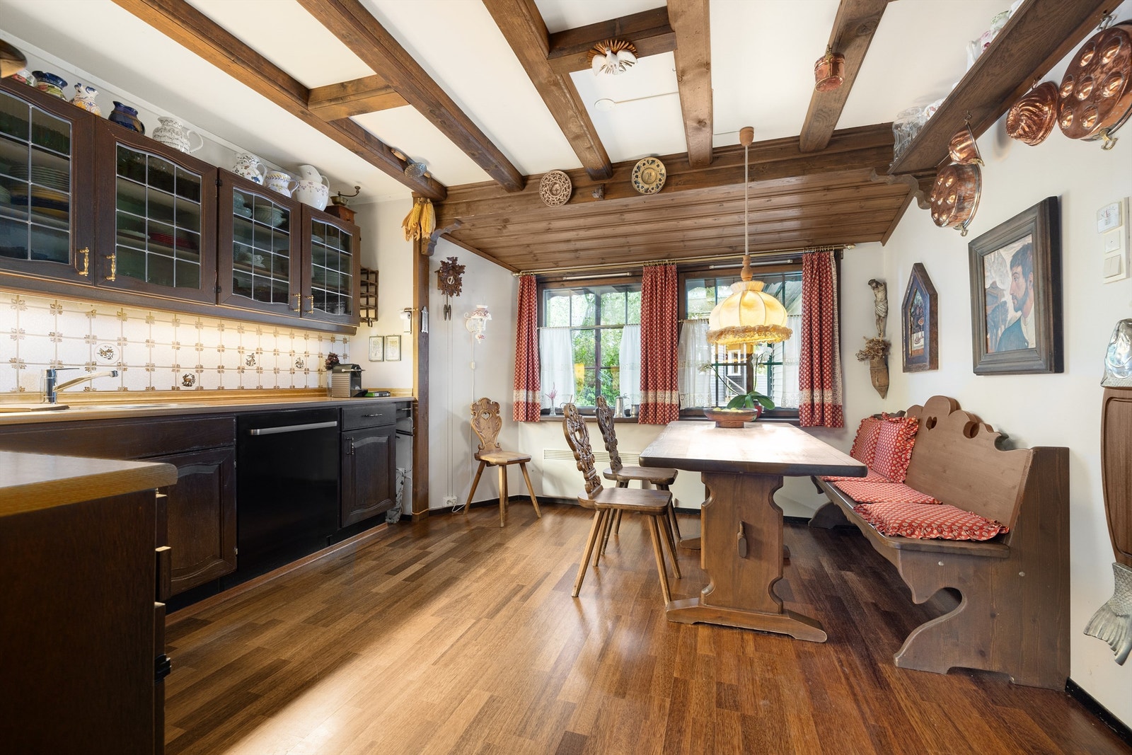 Original brun kjøkkeninnredning med profilerte fronter Galleribilde