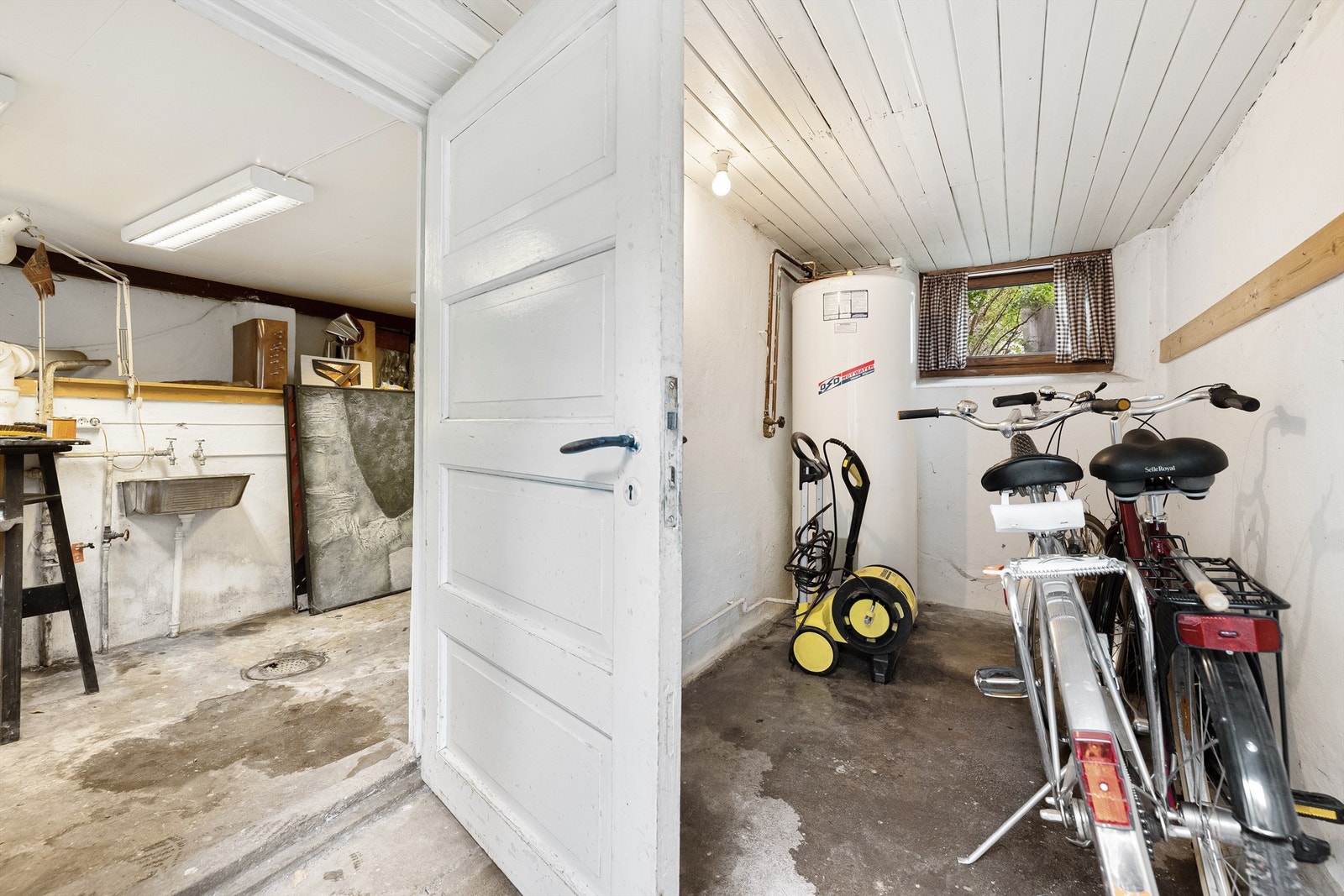 Bod med varmtvannsbereder Galleribilde