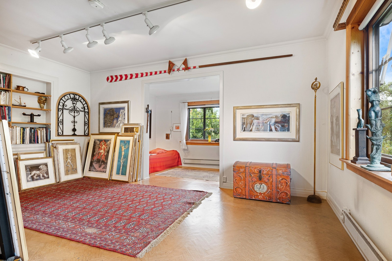 Stue og innredet rom med seng. Innredet rom er ikke byggemeldt eller godkjent hos kommunen Galleribilde