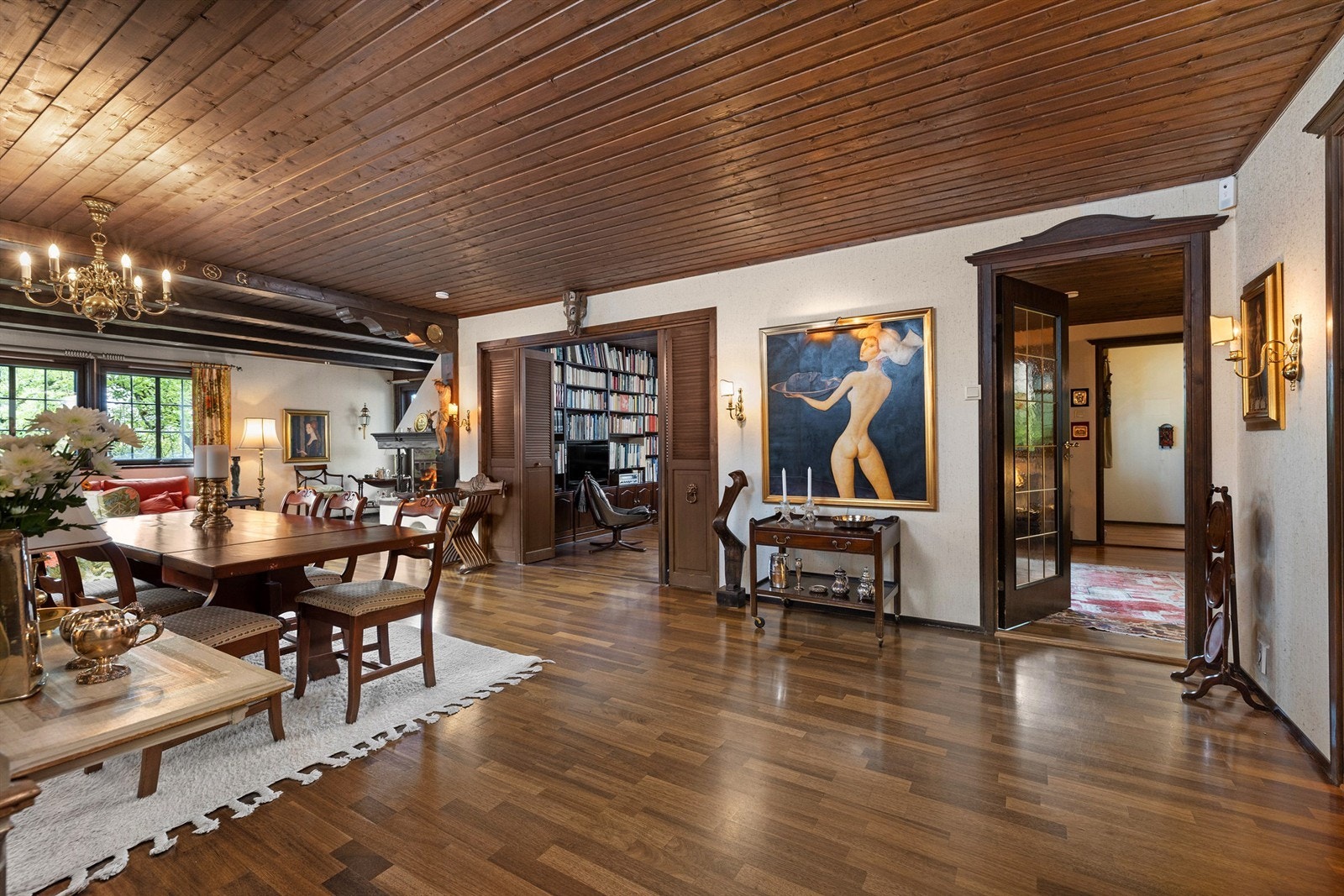 Stor stue og spisestue med naturlig inndeling for sofagruppe og spisebord Galleribilde