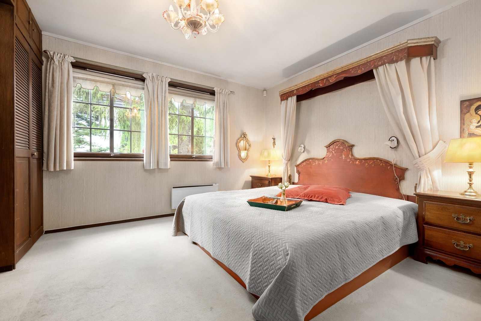 Soverom av god størrelse med god plass til dobbeltseng og nattbord Galleribilde