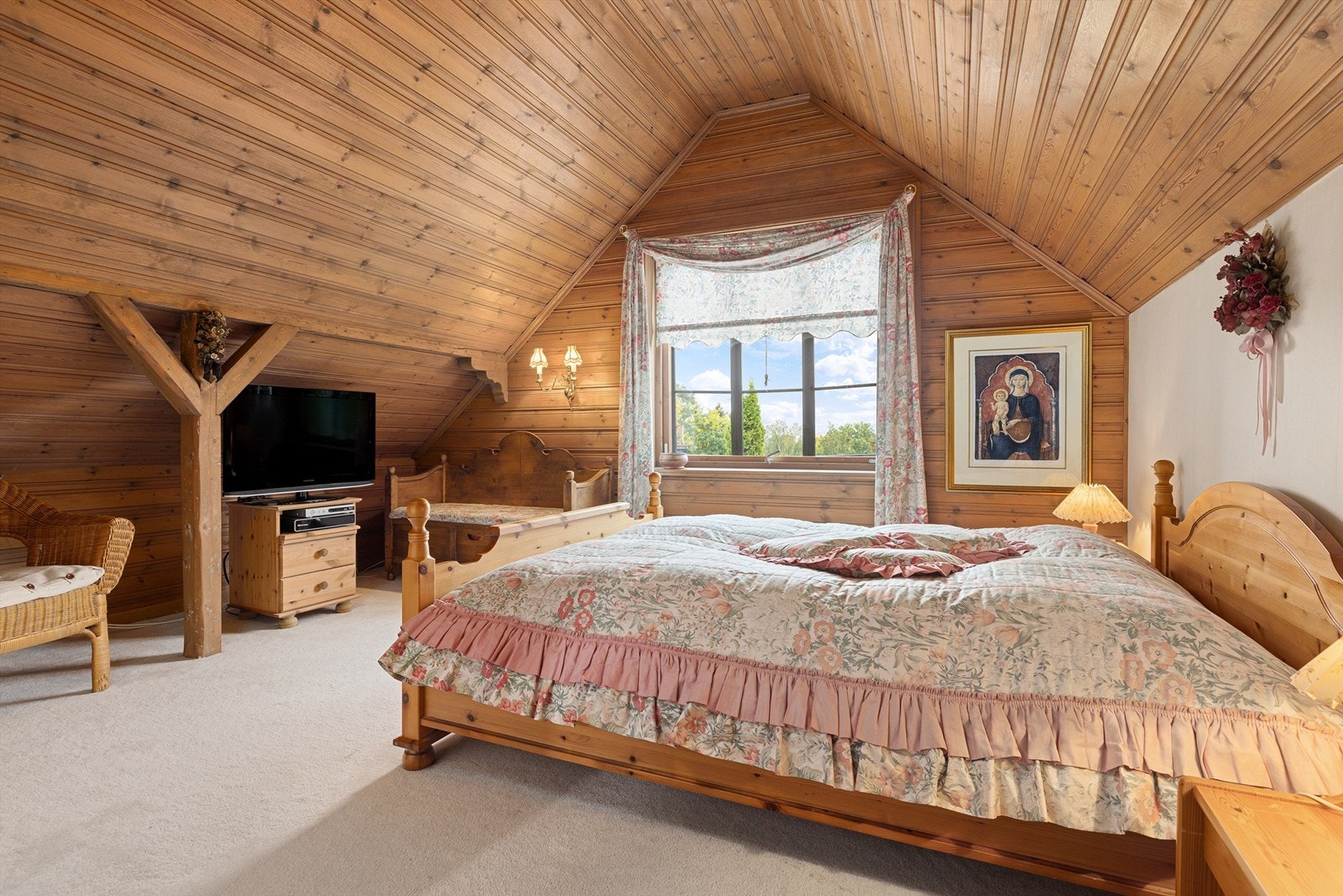 Stort soverom med god plass til dobbeltseng og garderobeskap Galleribilde