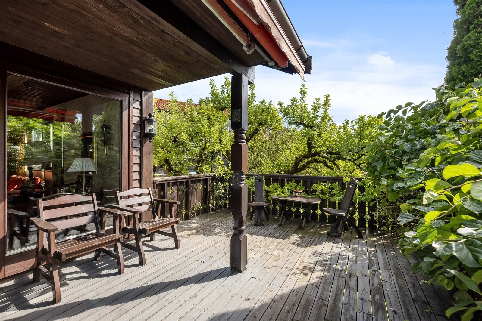 Terrasse er syd-vestvendt med god plass til utemøblement Galleribilde