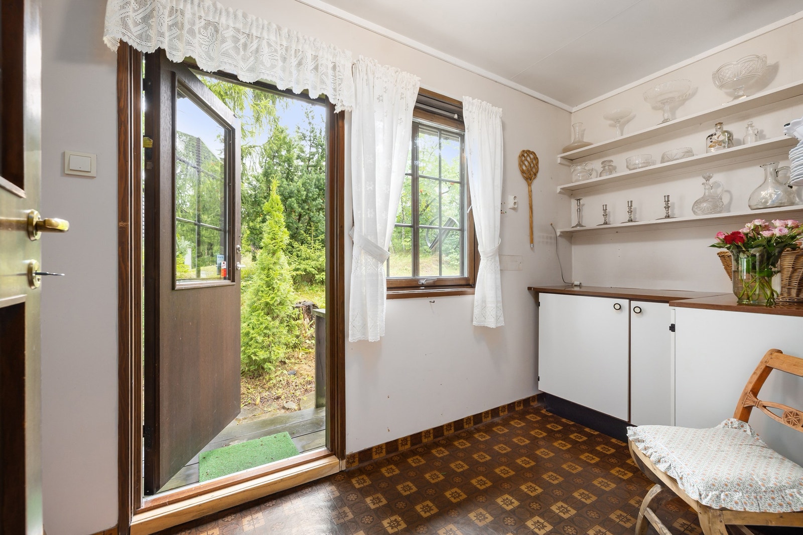 Adkomst fra kjøkken til praktisk vaskerom. Fra vaskerommet er det direkte utgang til hagen Galleribilde