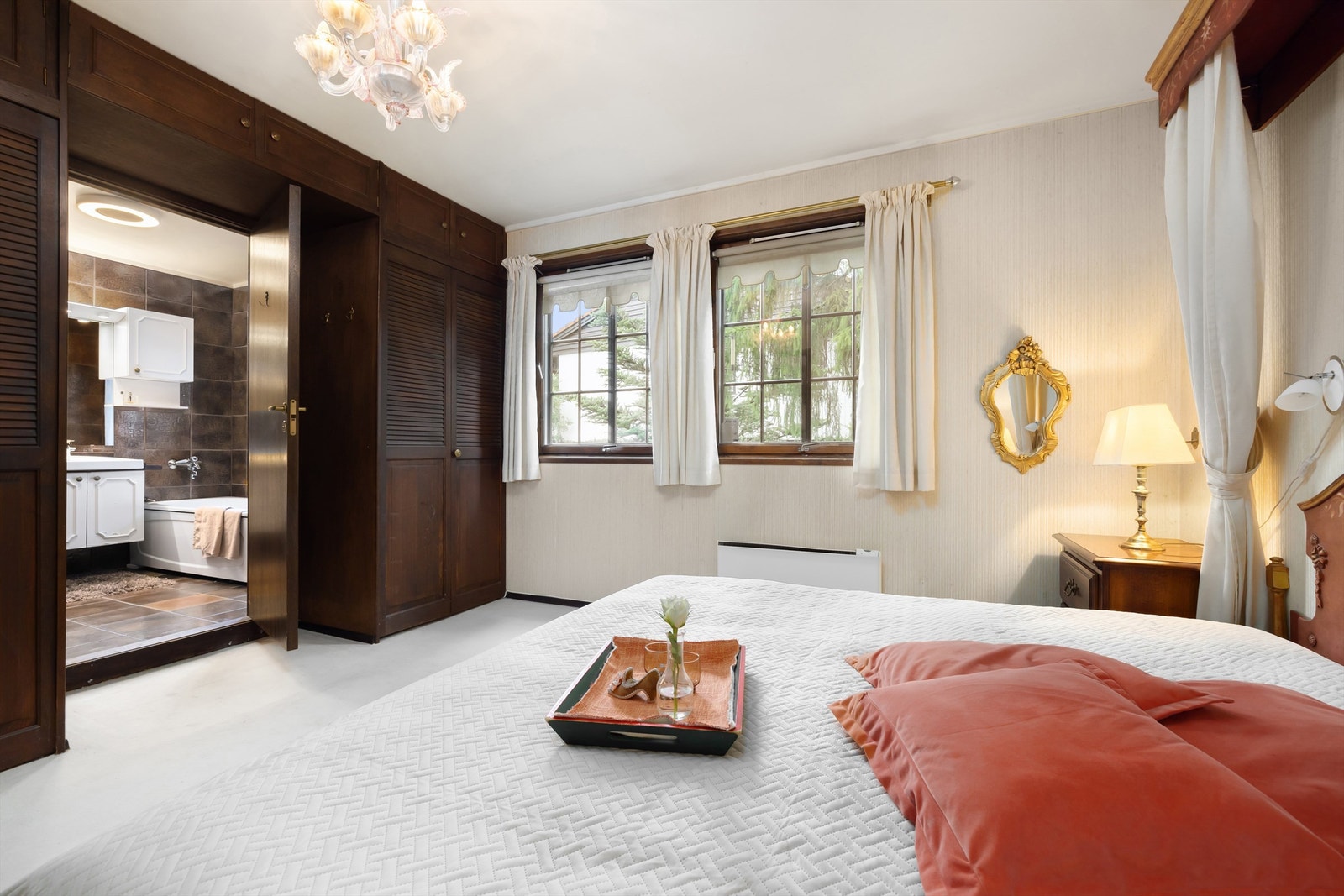 To doble garderobeskap. Fra soverommet er det adkomst til bad Galleribilde