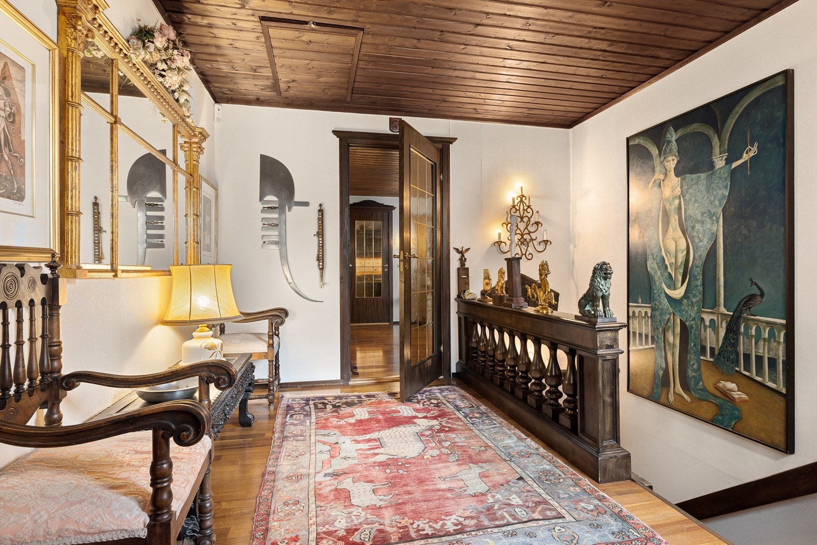 Stor hall med trapp ned til kjeller Galleribilde