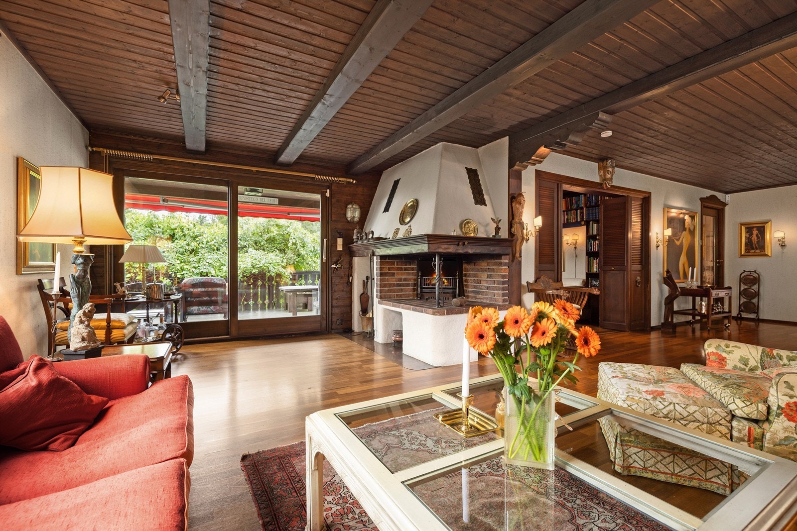 Nyere del fra 1980 har en 1. etasje på 180 kvm. Stue med utgang til terrasse Galleribilde