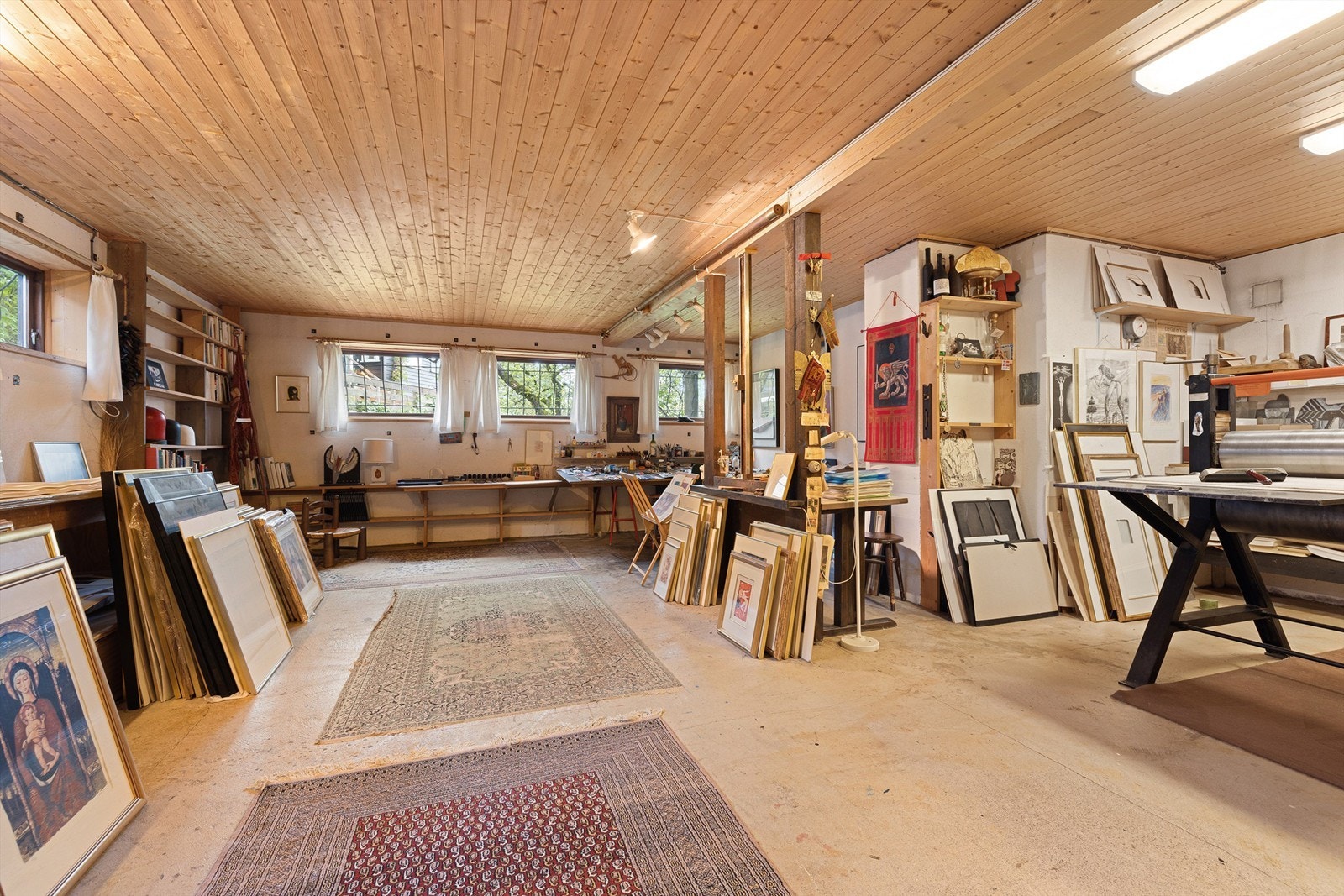 I kjeller er det 5 boder/hobbyrom Galleribilde