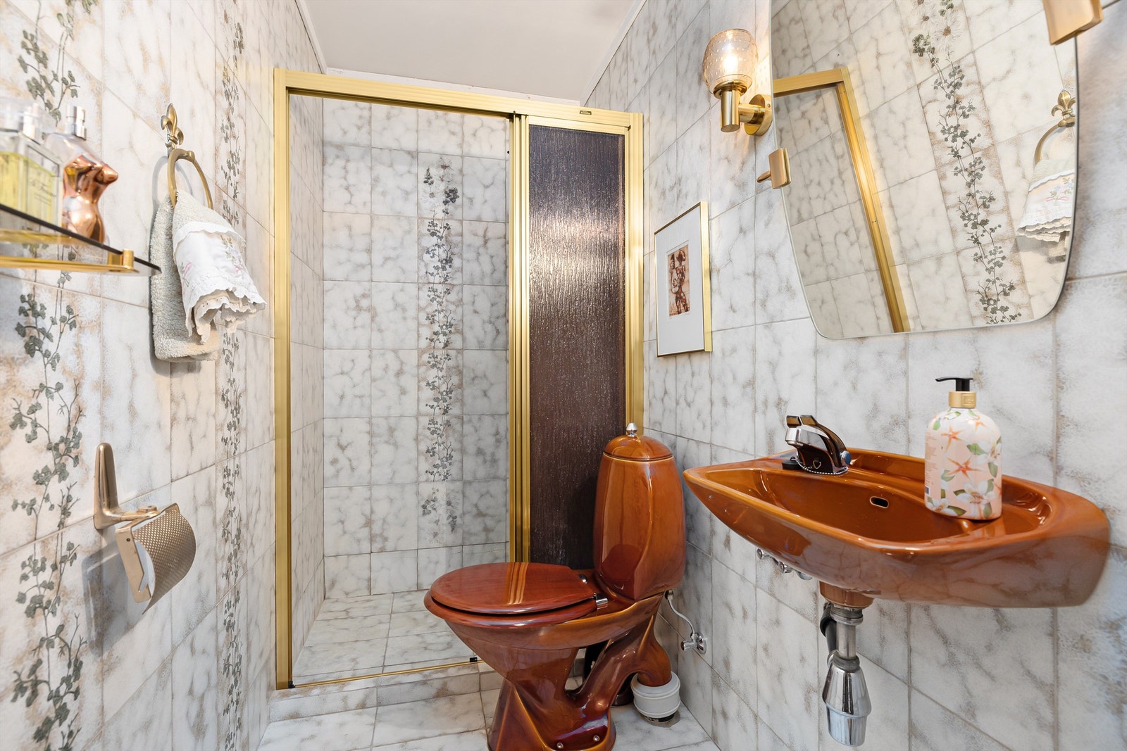 Mindre bad med dusj, toalett og servant. Fliser på vegger og gulv.
Det er behov for totalrenovering Galleribilde